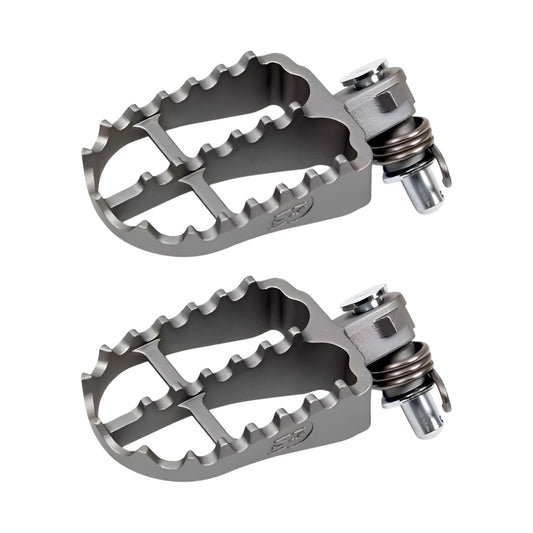 Estriberas enduro premium Rieju MR 250/300 de acero templado, 55 mm de ancho y acabado titanio.