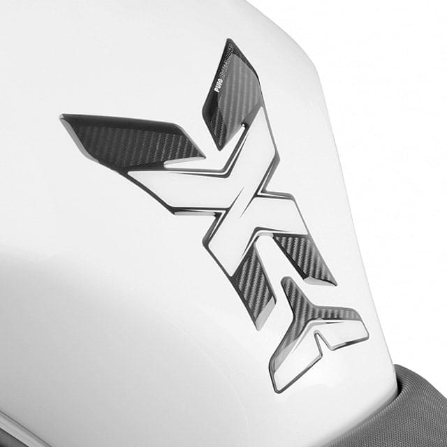 Protector depósito Xtreme simil carbono Puig 7597C
